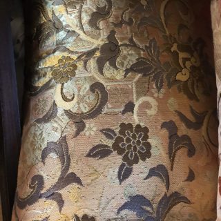 Hopeakuvioinen silkkinen sohvatyyny