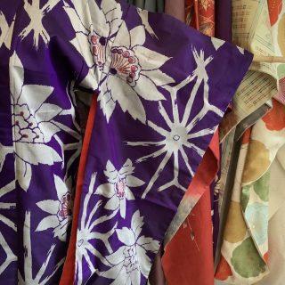 Hopeakukkainen, violetti meisen-kimono