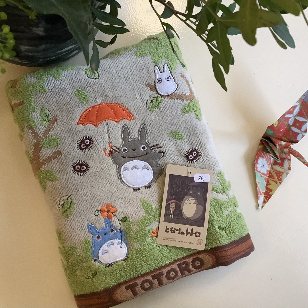 Brodeerattu Totoro-pyyhe metsäkuviolla