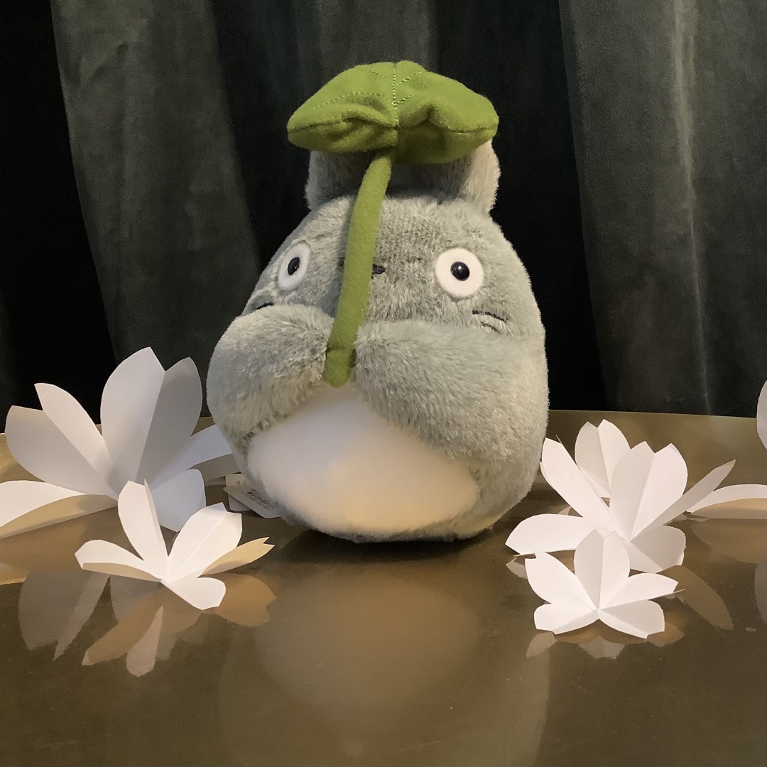 Totoro lehden kanssa 16 cm