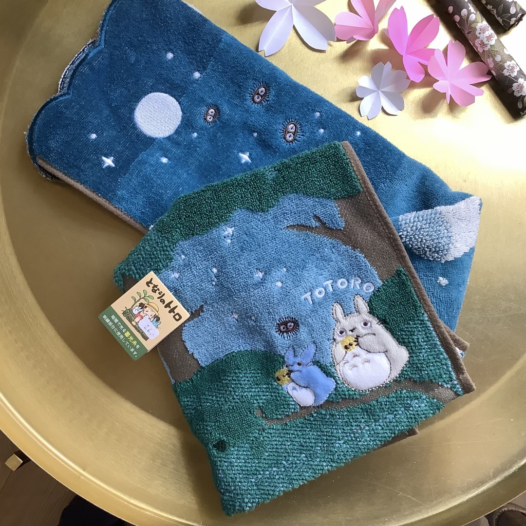 Brodeerattu Totoro-pyyhe yömaisemalla