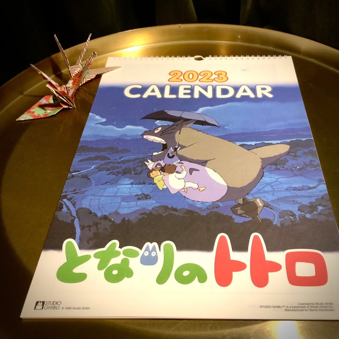 Länsimainen Totoro-seinäkalenteri 2023