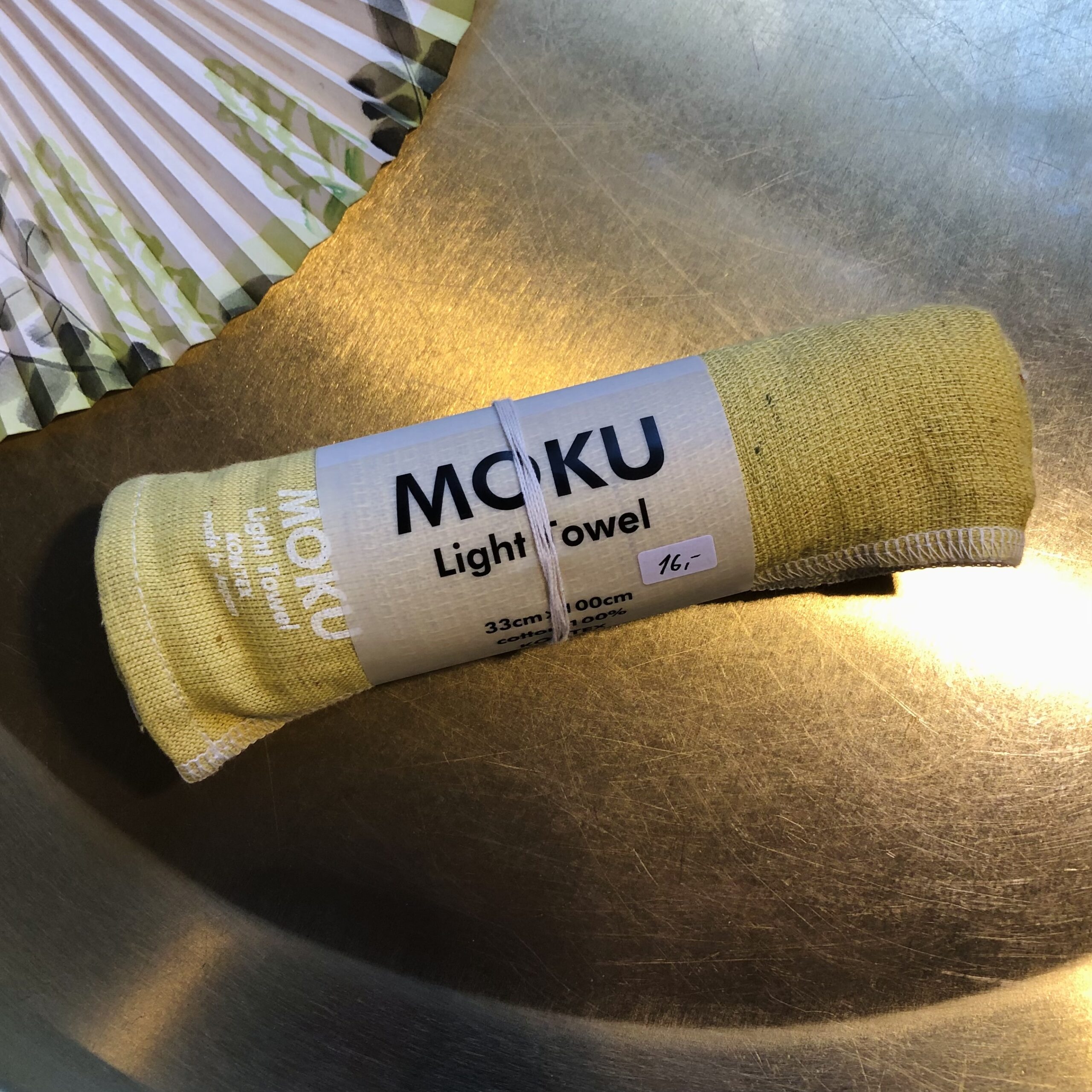 Pieni vaaleankeltainen moku-pyyhe