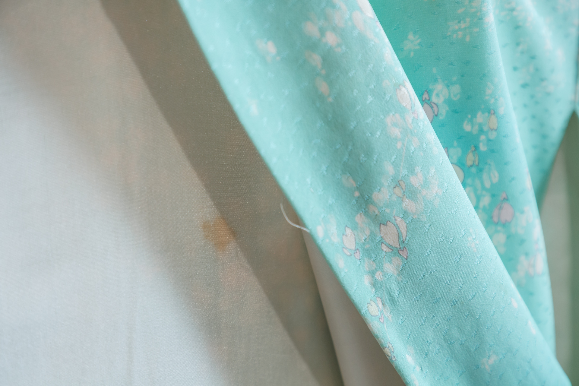 Vaaleansininen komon pienillä valkoisilla kukilla #537 - Image 3