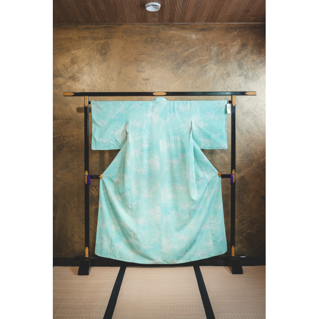 Vaaleansininen komon pienillä valkoisilla kukilla #537