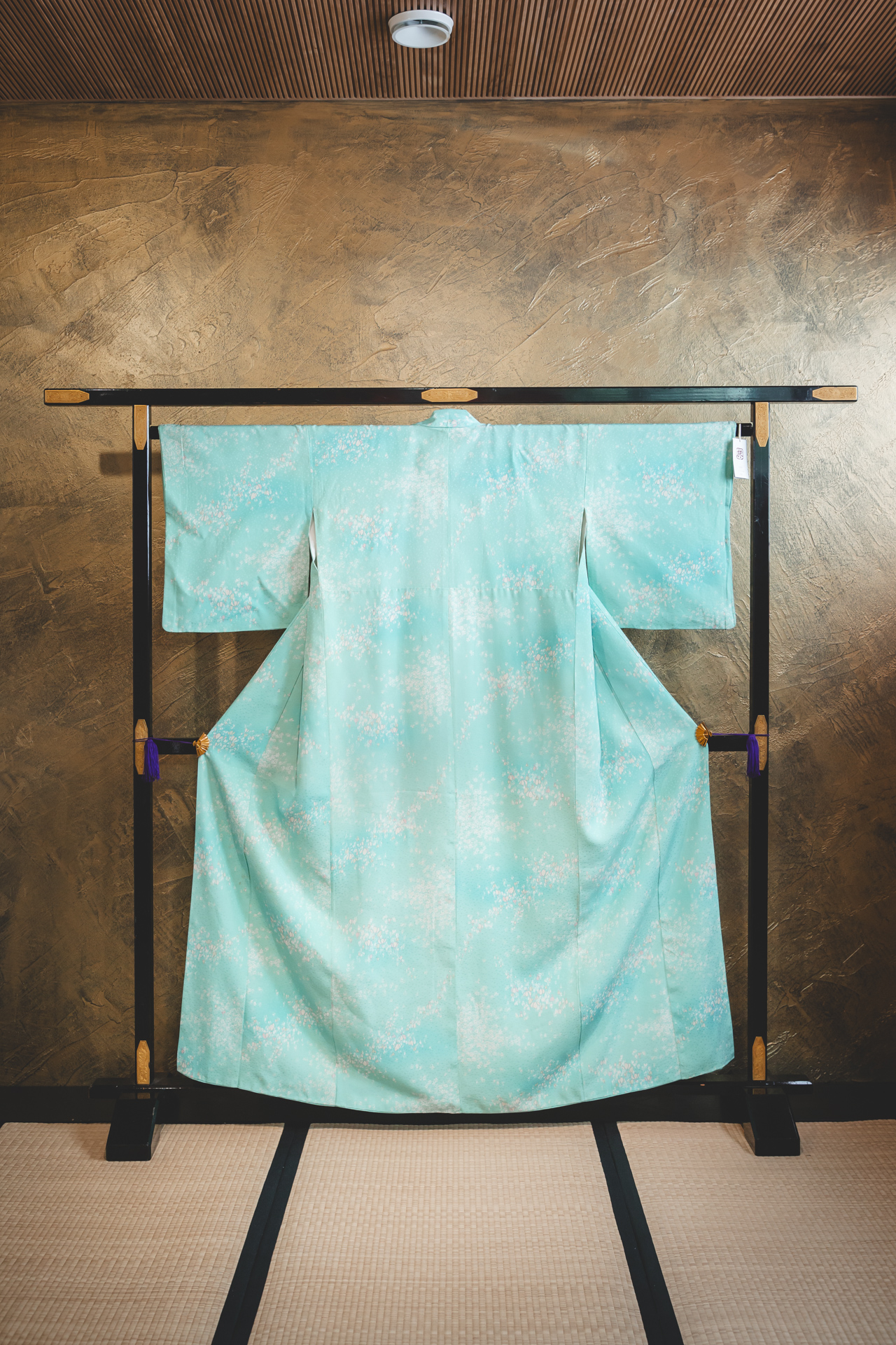 Vaaleansininen komon pienillä valkoisilla kukilla #537