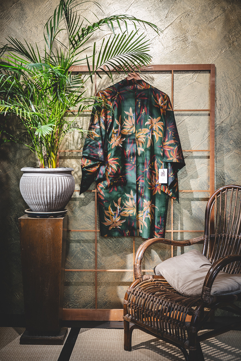 Tummanvihreä antiikkihaori keltaisilla kukilla #158 - Image 2