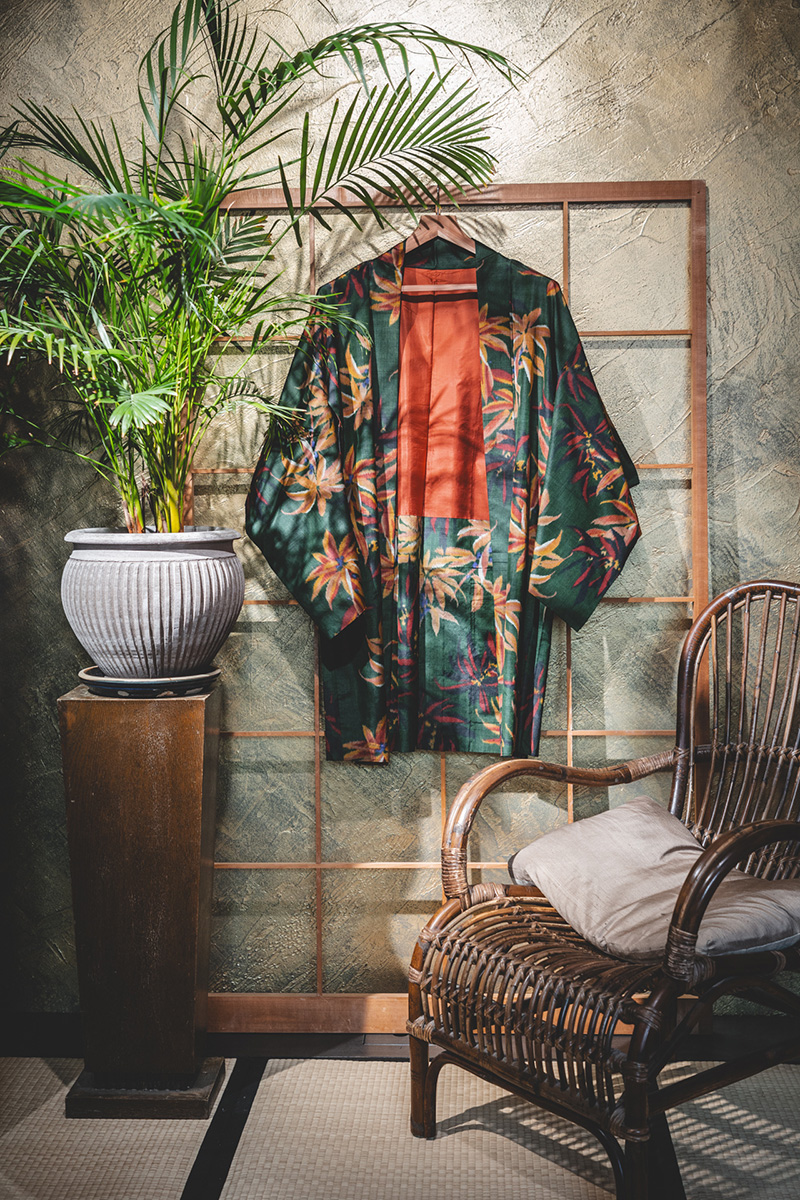 Tummanvihreä antiikkihaori keltaisilla kukilla #158