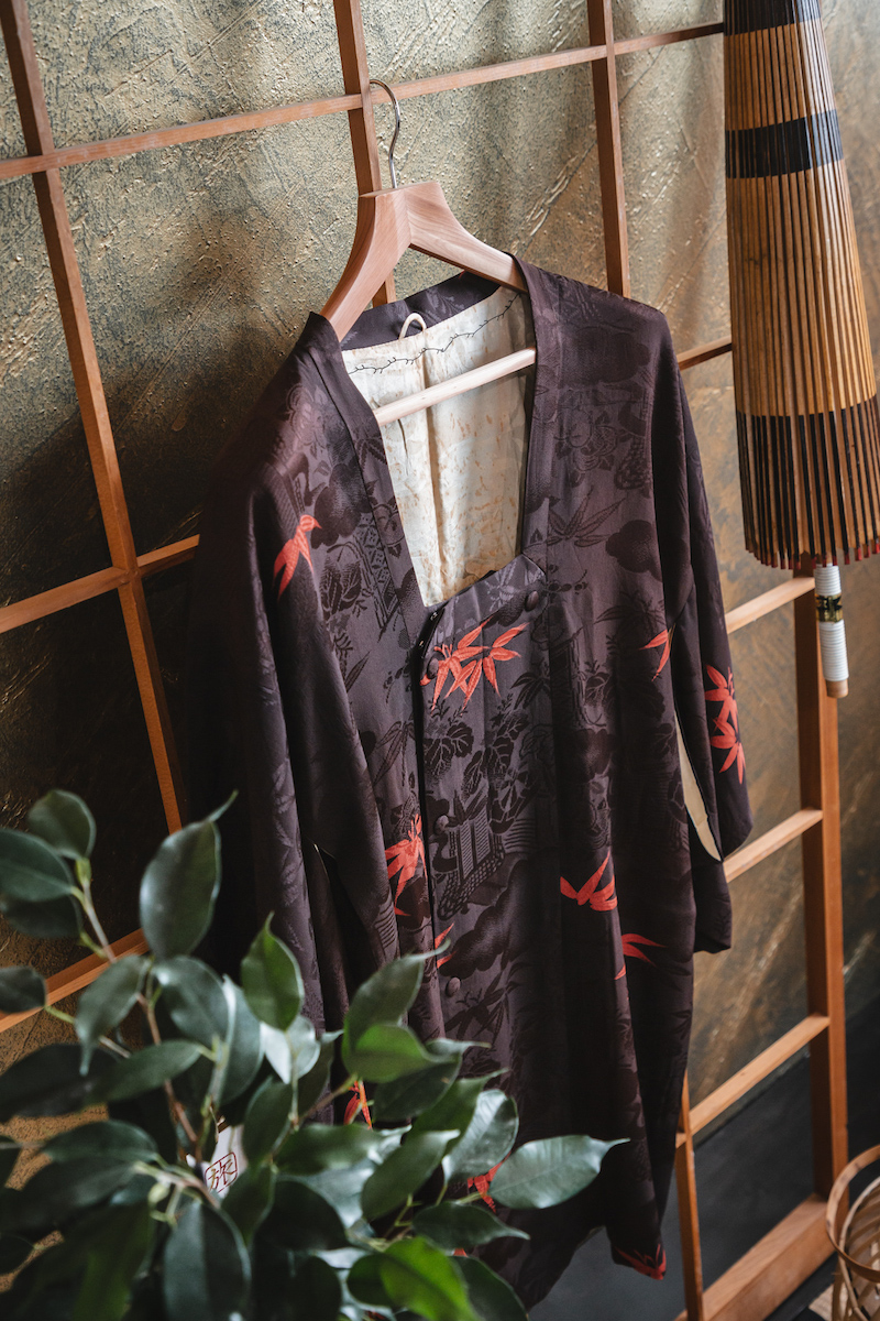 Musta michiyuki punaisilla bambunlehdillä #165