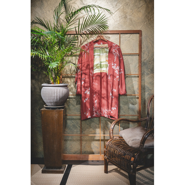 Savenpunainen haori siniharmaalla köynnöskuviolla #152