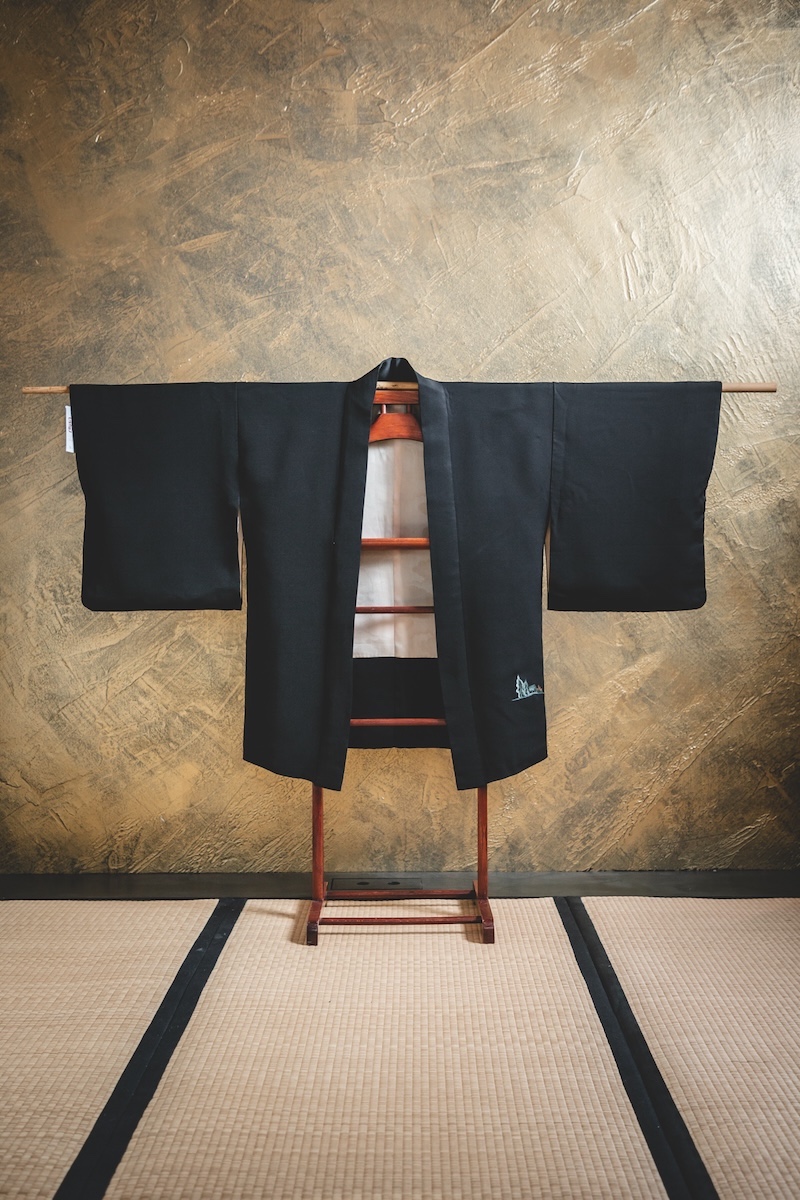 Musta haori sinisävyisellä maisemalla #163 - Image 3