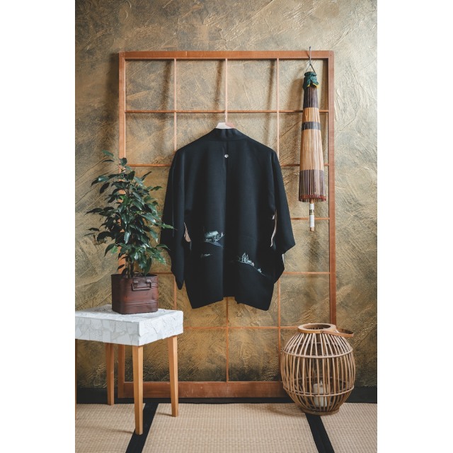 Musta haori sinisävyisellä maisemalla #163