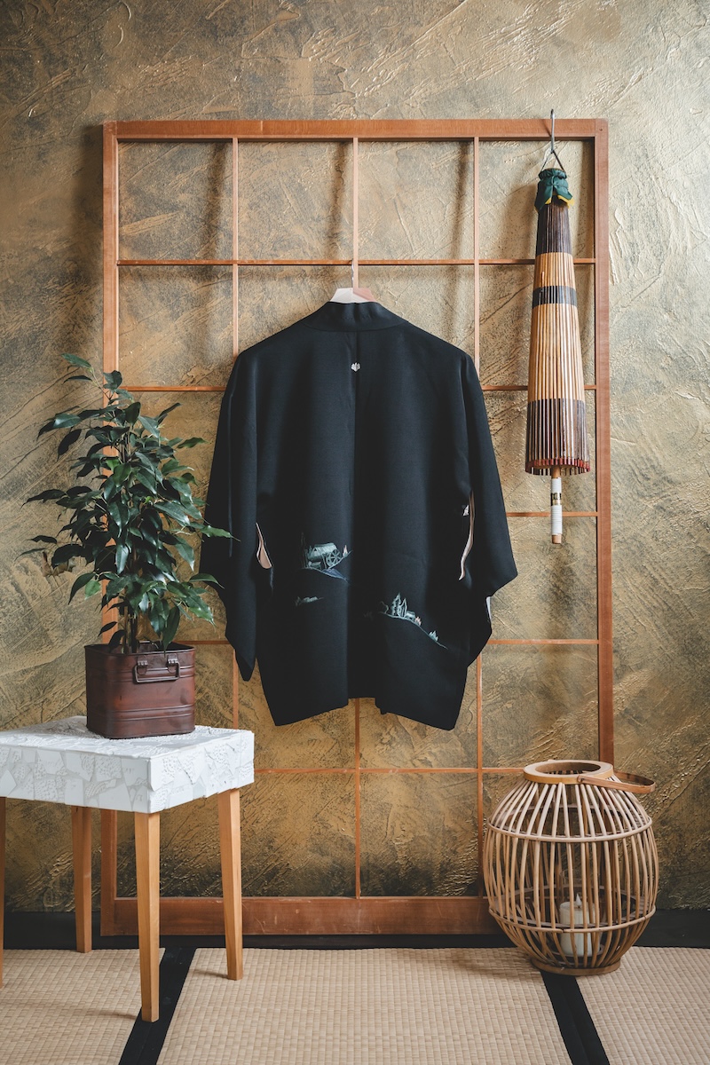 Musta haori sinisävyisellä maisemalla #163