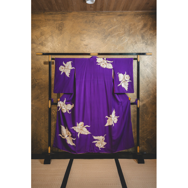 Violetti kimono suurilla valkoisilla kukilla #524