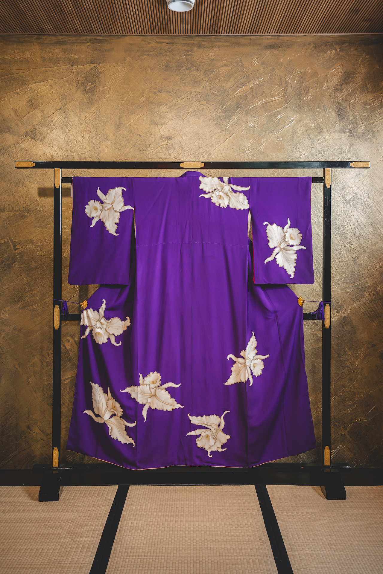 Violetti kimono suurilla valkoisilla kukilla #524