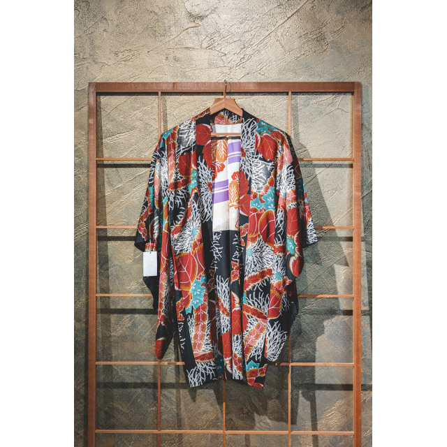 Musta antiikkihaori punaisilla lehdillä #160