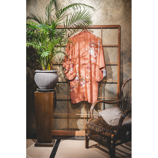 Roosanvärinen antiikkihaori näyttävällä kukkakuviolla #156