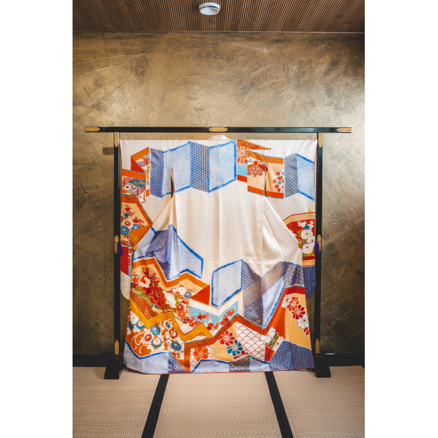 Valkoinen furisode sini-oransseilla kuvioilla #534