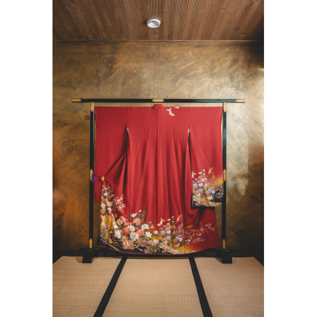 Tummanpunainen furisode kukilla ja perhosilla #543