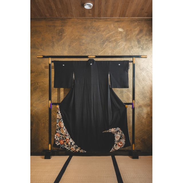 Kurotomesode kukkapyörteellä #550