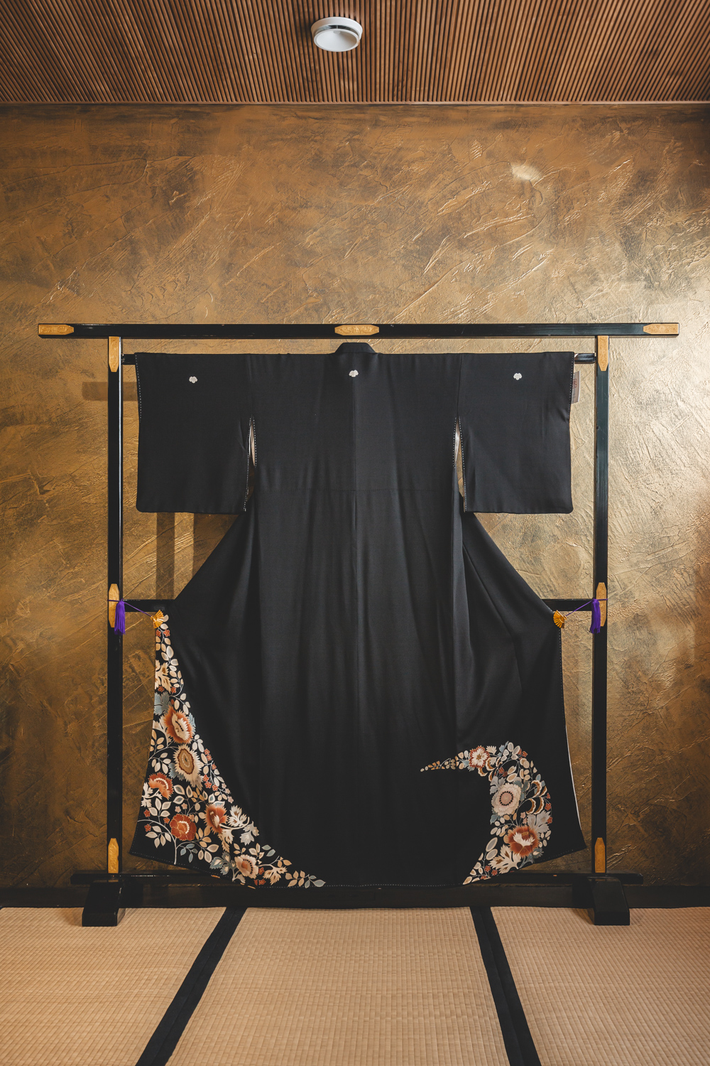 Kurotomesode kukkapyörteellä #550