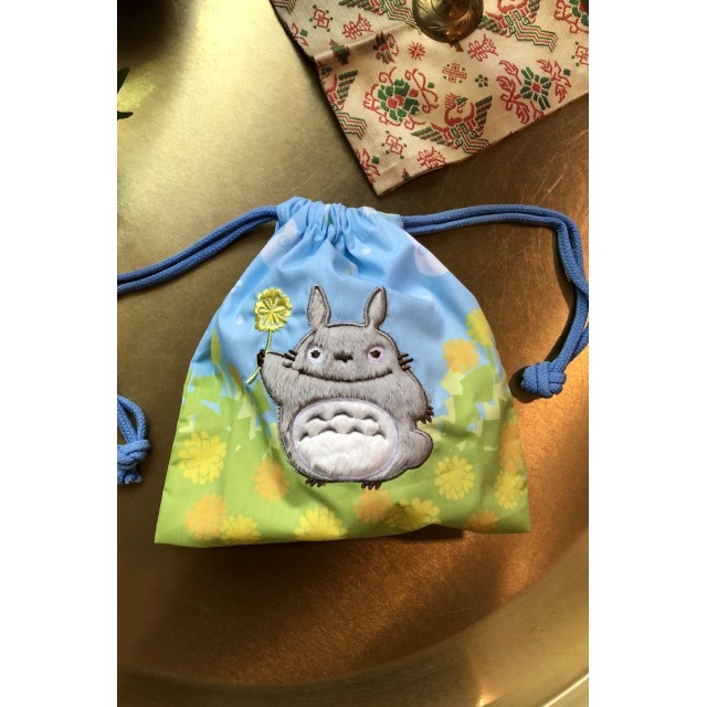 Totoro-säilytyspussi kukkaniityllä