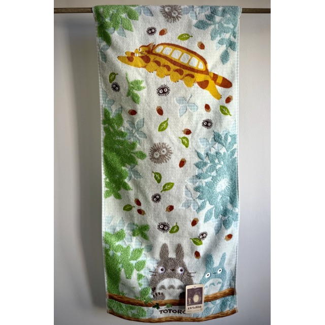 Brodeerattu Totoro-pyyhe kissabussilla