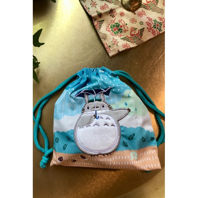 Totoro-säilytyspussi sademaisemalla