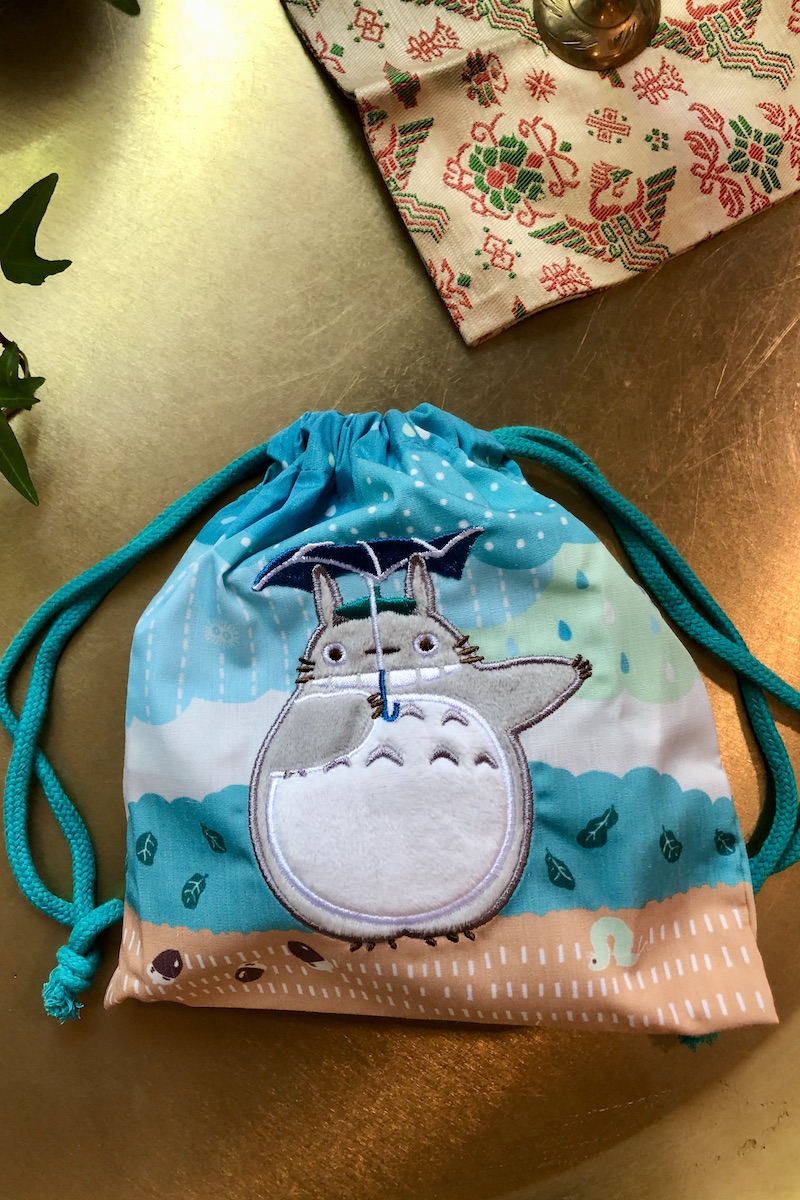 Totoro-säilytyspussi sademaisemalla