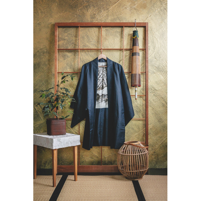 Tummansininen miesten haori vuorimaisemalla #196