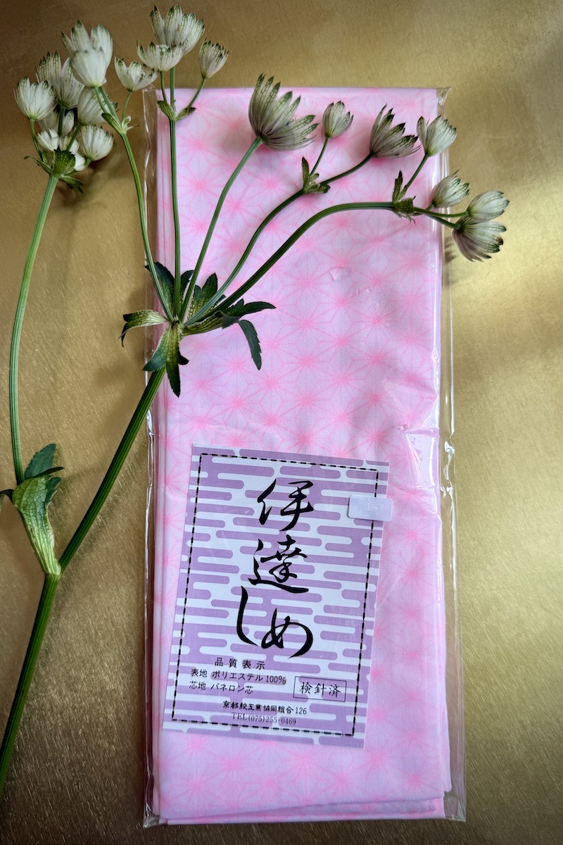 Datejime hampunlehtikuviolla