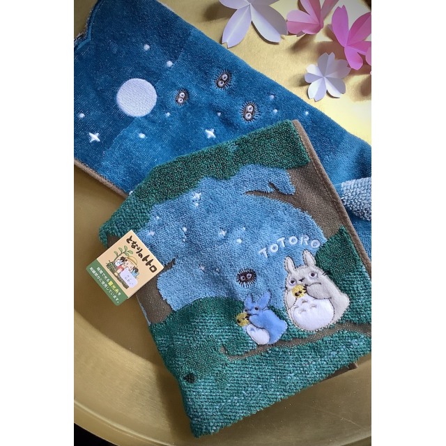 Brodeerattu Totoro-pyyhe yömaisemalla