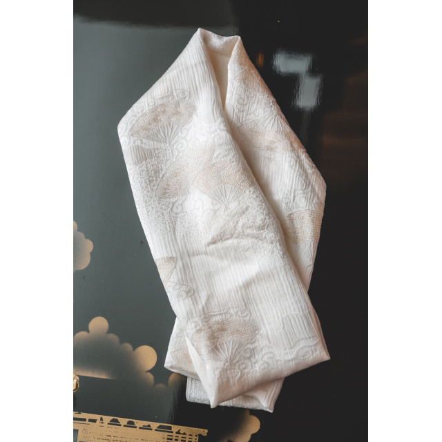 Valkoinen obiage viuhkoilla #416