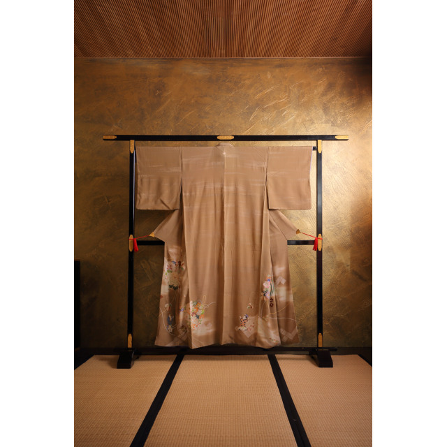 Oliivinvihreä irotomesode leikkivillä lapsilla ja kukilla #555