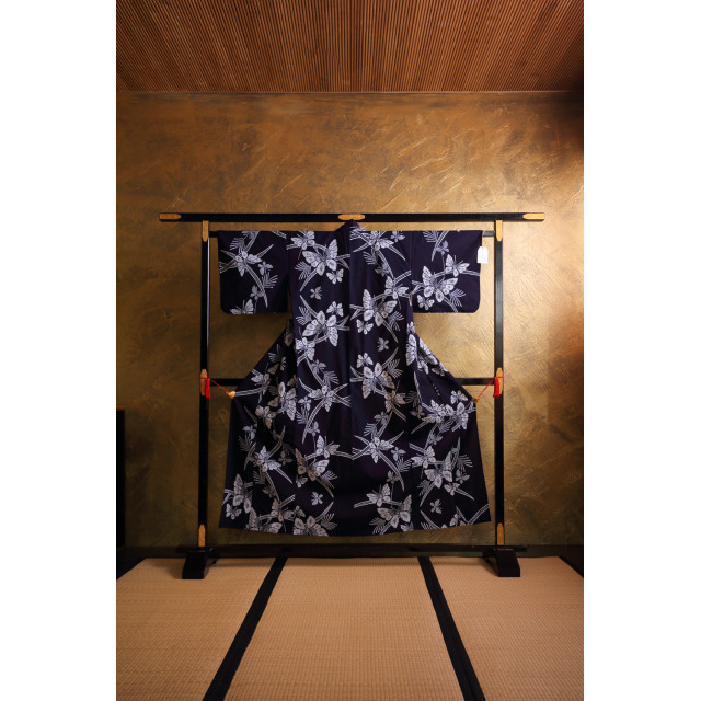 Tummansininen yukata perhosilla #561