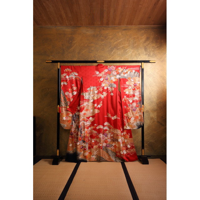 Punainen furisode hovivaunuilla ja kukilla #554