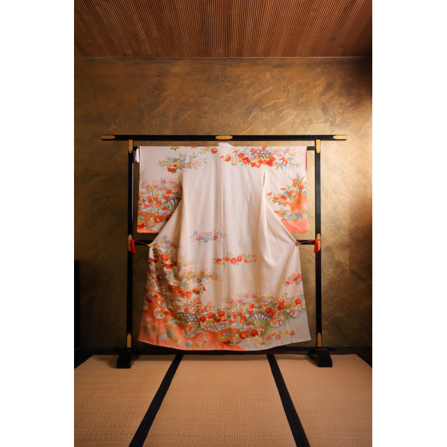 Kermanvaalea homongi persikkaisella kukkamaisemalla #567