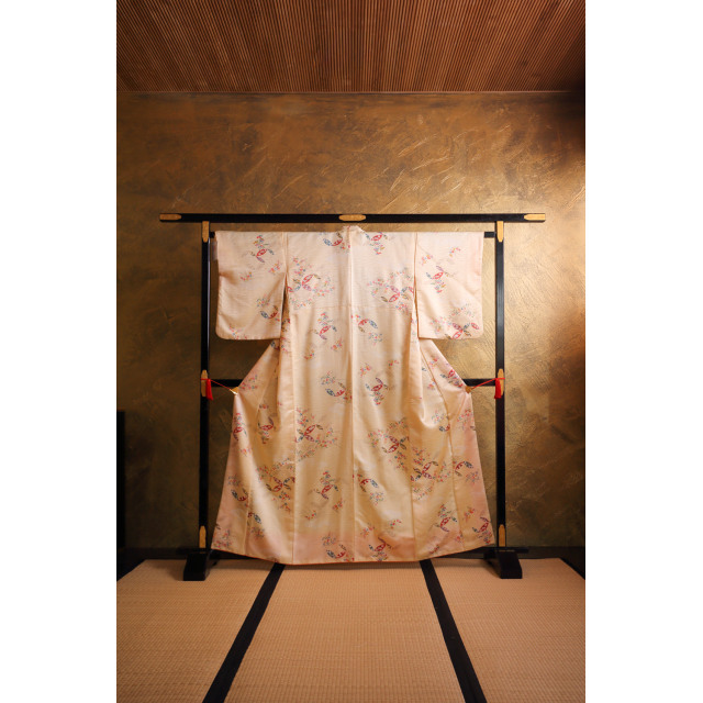 Vaaleankeltainen komon niittykukilla #566