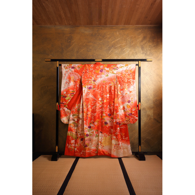 Oranssi furisode puutarhanäkymällä #552