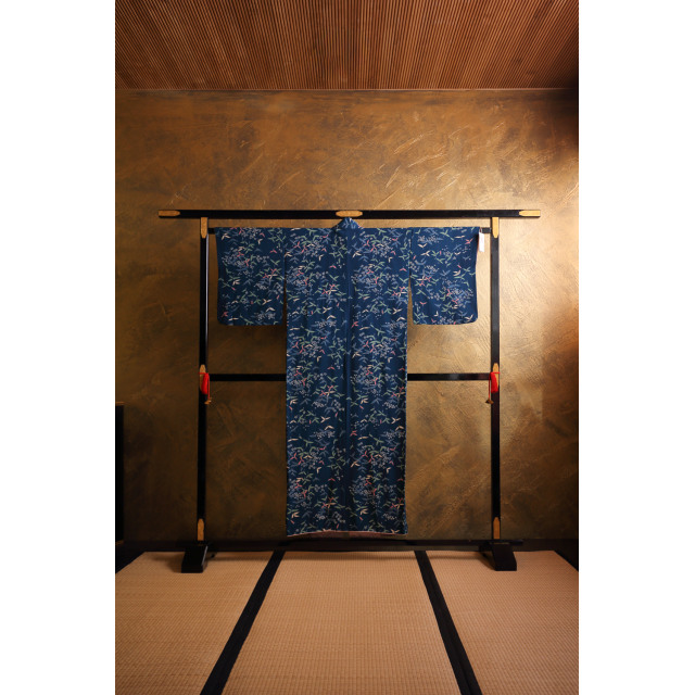 Tummansininen komon kukilla ja lehdillä #568