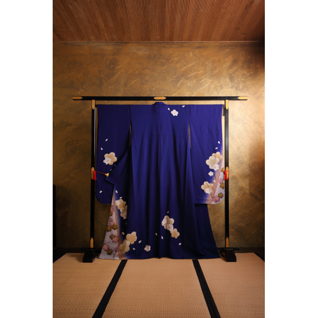 Sininen furisode kullanhohtoisilla kirsikankukilla #553