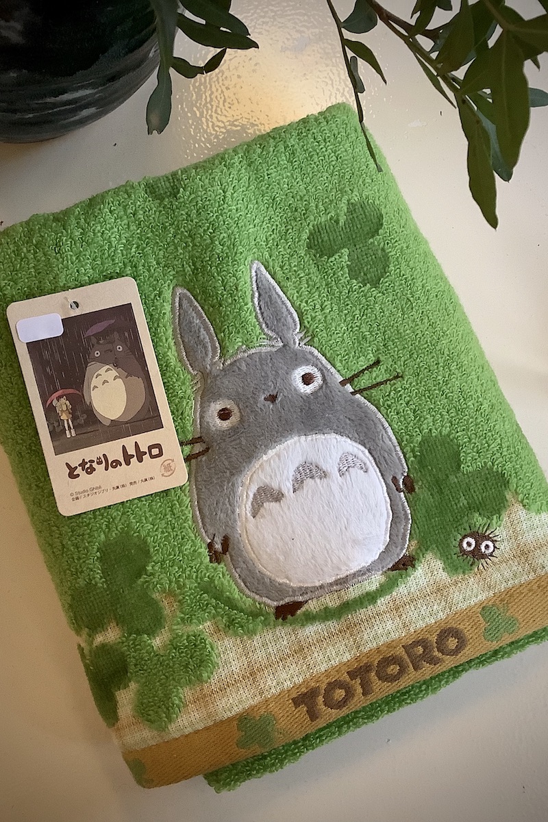 Brodeerattu Totoro-pyyhe apilakuviolla