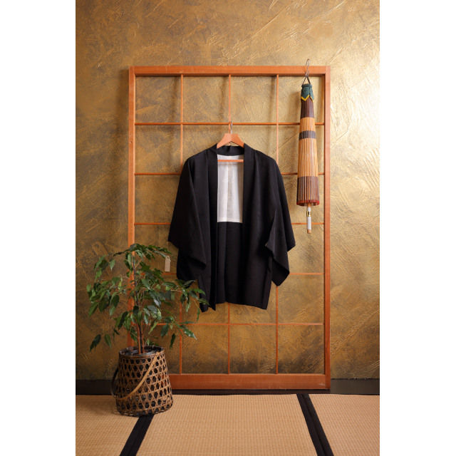 Musta haori sumuisella kylämaisemalla #204