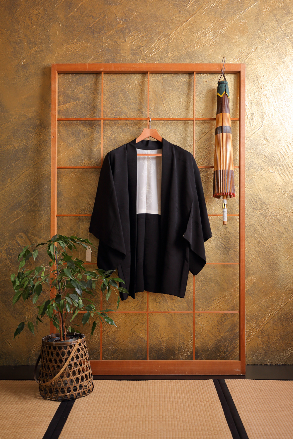 Musta haori sumuisella kylämaisemalla #204