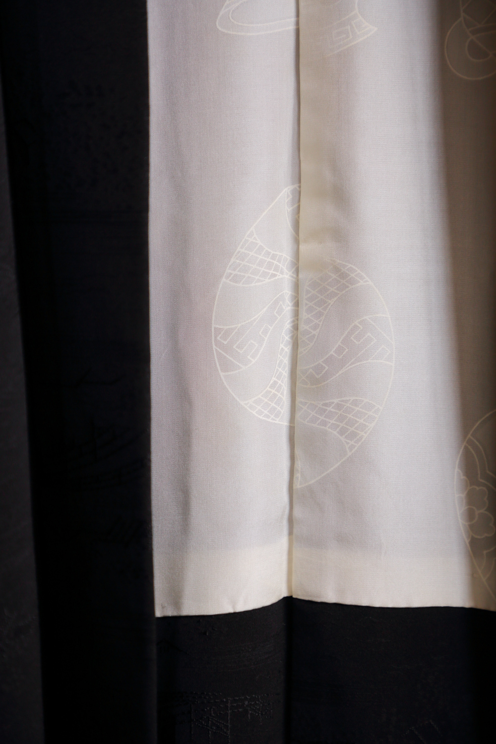 Musta haori sumuisella kylämaisemalla #204 - Image 4