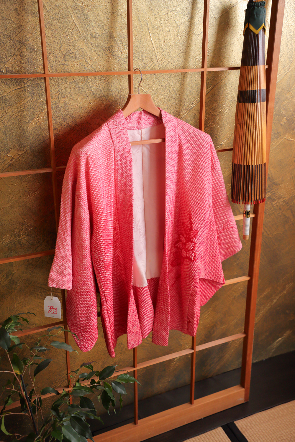 Pinkki solmuvärjätty haori kukkaköynnöksillä #211 - Image 3