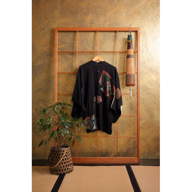 Musta haori retrohenkisillä neliöillä #206