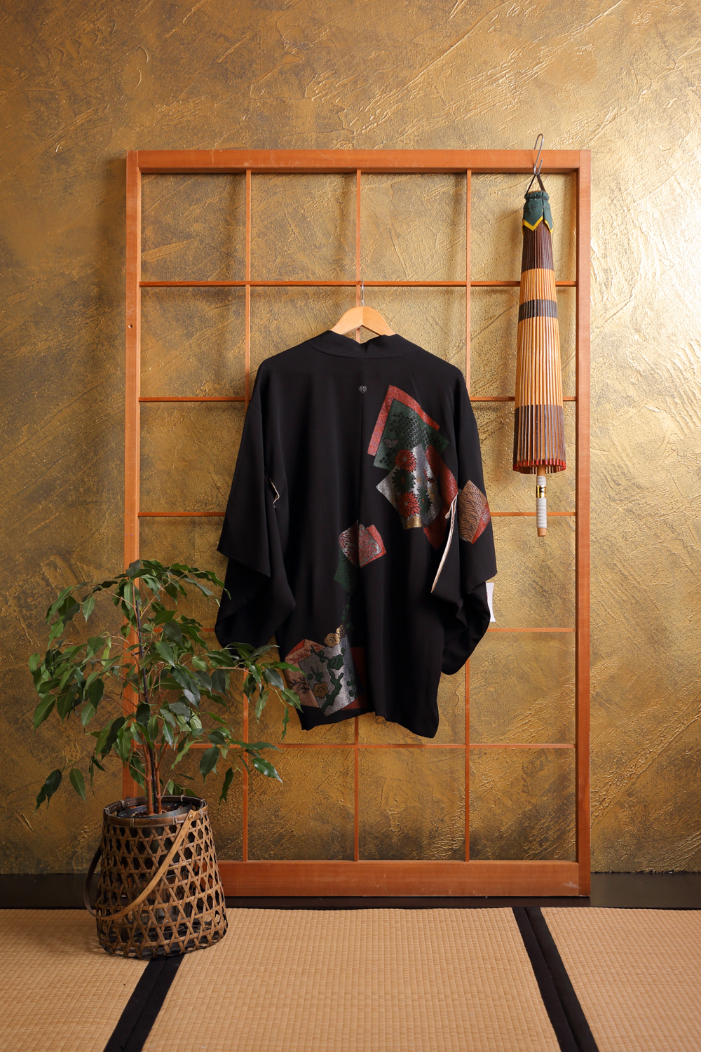 Musta haori retrohenkisillä neliöillä #206