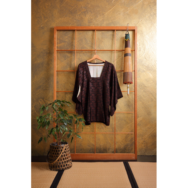 Musta michiyuki tummanpunaisella pilvikuviolla #207