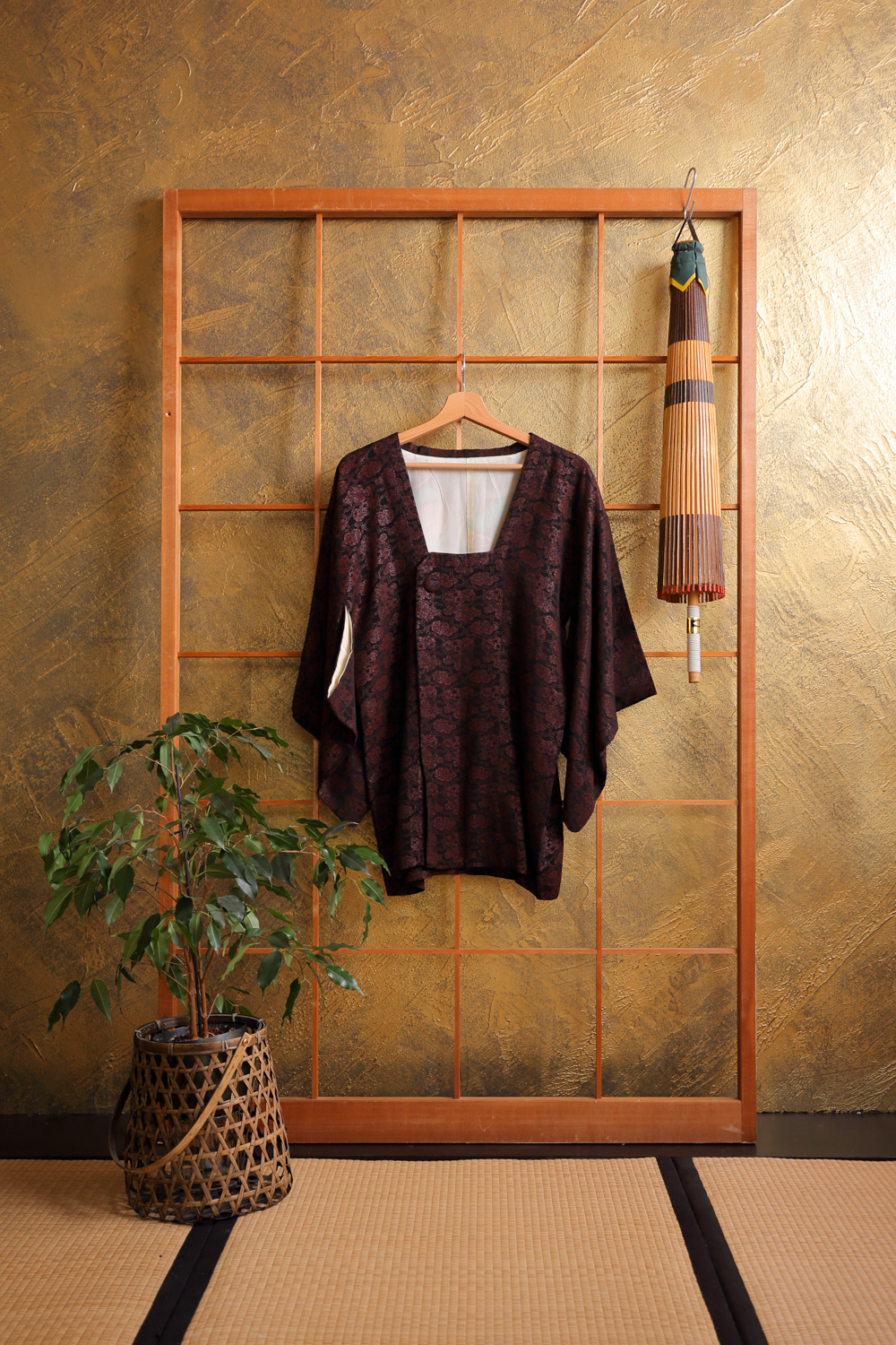 Musta michiyuki tummanpunaisella pilvikuviolla #207